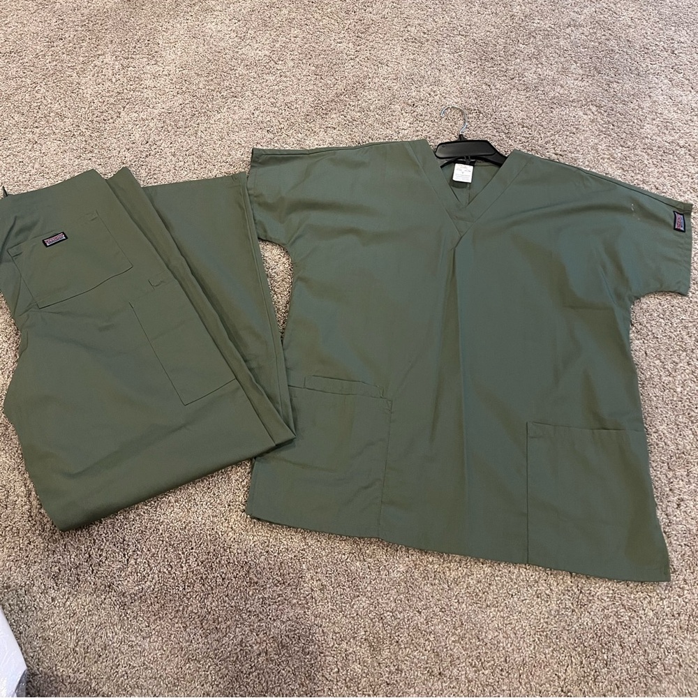 Cherokee Women’s Scrub Set Small- Olive Green